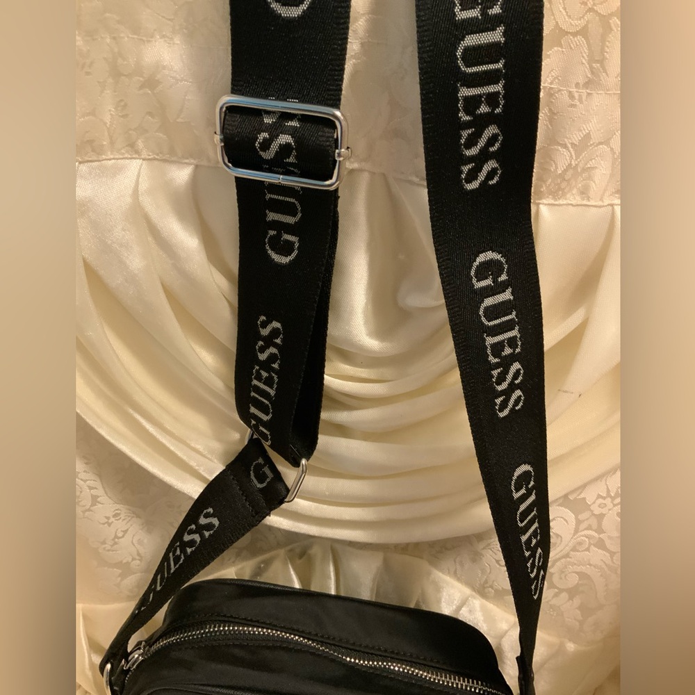 GUESS - Picture 3 of 9